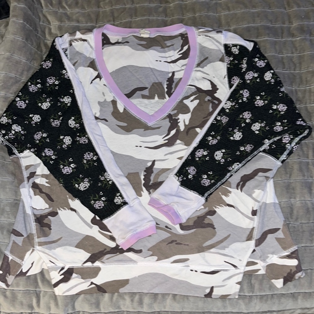 Vintage We the Free shirt. Camo/floral print mix size XS